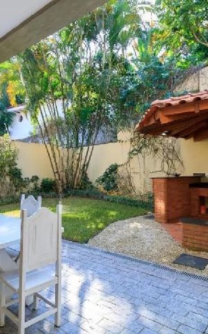 Casa de condomínio à venda com 300m², 4 quartos e 5 vagas Casa de condomínio à venda com 300m², 4 quartos e 5 vagasÁrea Externa