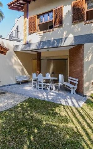 Casa de condomínio à venda com 300m², 4 quartos e 5 vagas Casa de condomínio à venda com 300m², 4 quartos e 5 vagasÁrea Externa