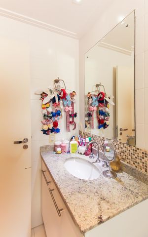 Apartamento à venda com 146m², 3 quartos e 2 vagas Apartamento à venda com 146m², 3 quartos e 2 vagasBanheiro da Suíte 1