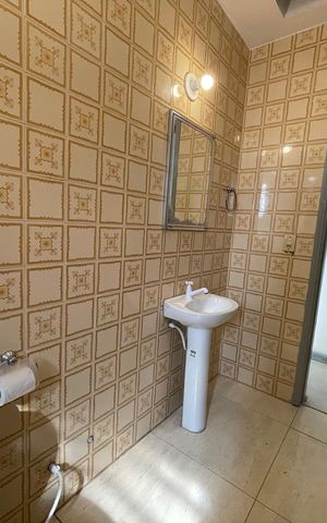 Casa à venda com 330m², 5 quartos e 6 vagasBanheiro 1