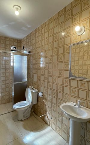 Casa à venda com 330m², 5 quartos e 6 vagasBanheiro 1