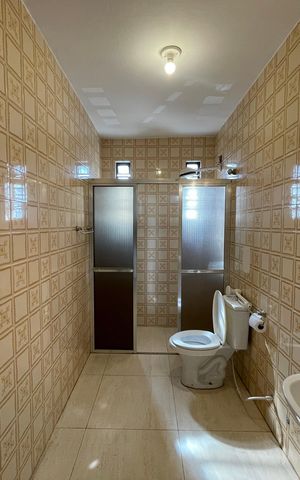 Casa à venda com 330m², 5 quartos e 6 vagasBanheiro 1