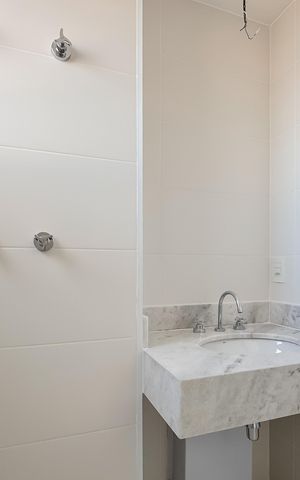 Apartamento à venda com 75m², 2 quartos e 1 vaga Apartamento à venda com 75m², 2 quartos e 1 vagaBanheiro da Suíte 1