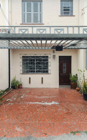 Casa à venda com 110m², 2 quartos e 1 vaga Casa à venda com 110m², 2 quartos e 1 vagaFachada