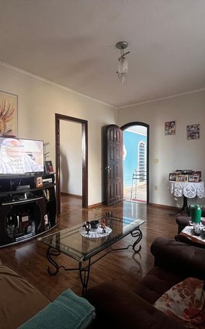 Casa à venda com 200m², 3 quartos e 3 vagas Casa à venda com 200m², 3 quartos e 3 vagasSala