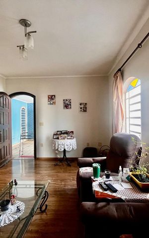 Casa à venda com 200m², 3 quartos e 3 vagas Casa à venda com 200m², 3 quartos e 3 vagasSala