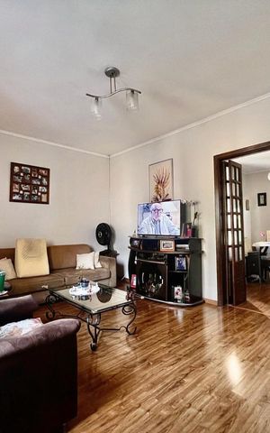 Casa à venda com 200m², 3 quartos e 3 vagas Casa à venda com 200m², 3 quartos e 3 vagasSala
