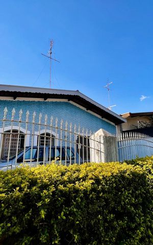 Casa à venda com 200m², 3 quartos e 3 vagas Casa à venda com 200m², 3 quartos e 3 vagasFachada