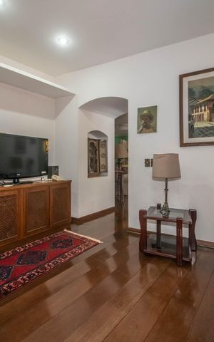 Casa à venda com 400m², 4 quartos e 6 vagasSala de TV