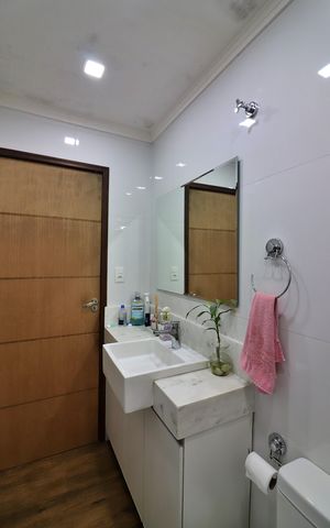 Casa à venda com 230m², 3 quartos e 2 vagasBanheiro Social