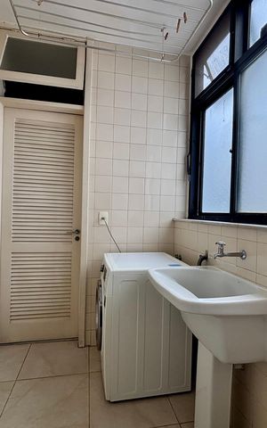 Apartamento à venda com 311m², 4 quartos e 2 vagas Apartamento à venda com 311m², 4 quartos e 2 vagasÁrea de serviço