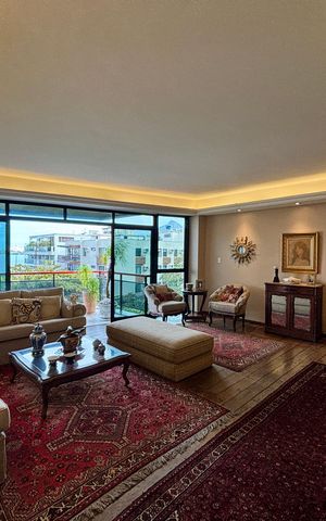 Apartamento à venda com 311m², 4 quartos e 2 vagas Apartamento à venda com 311m², 4 quartos e 2 vagasSala