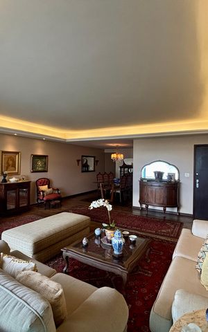 Apartamento à venda com 311m², 4 quartos e 2 vagas Apartamento à venda com 311m², 4 quartos e 2 vagasSala