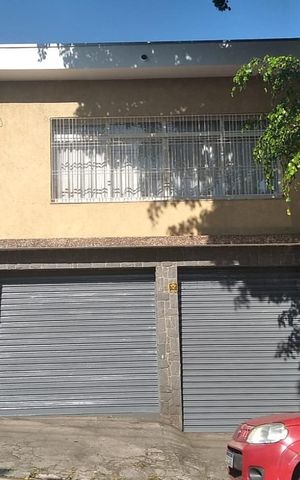 Casa à venda com 210m², 3 quartos e 4 vagas Casa à venda com 210m², 3 quartos e 4 vagasFachada