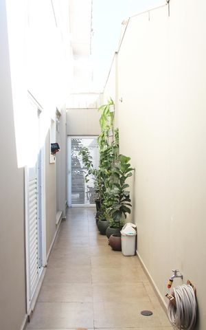 Casa para alugar com 240m², 3 quartos e 3 vagasCorredor acesso a garagem