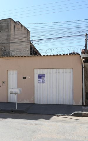 Casa à venda com 180m², 2 quartos e 2 vagasFachada e Placa