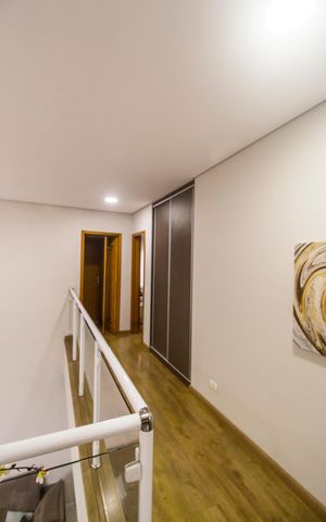 Casa de condomínio à venda com 250m², 3 quartos e 4 vagas Casa de condomínio à venda com 250m², 3 quartos e 4 vagasCorredor