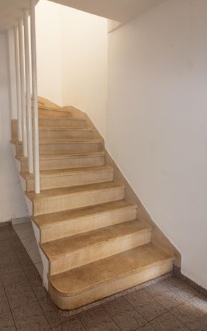 Casa à venda com 125m², 3 quartos e 1 vaga Casa à venda com 125m², 3 quartos e 1 vagaEscada