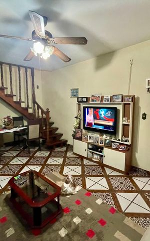 Casa à venda com 125m², 2 quartos e 2 vagas Casa à venda com 125m², 2 quartos e 2 vagasSala