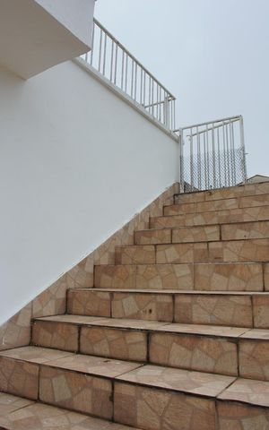 Casa à venda com 390m², 5 quartos e 4 vagasEscada