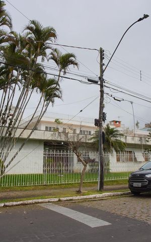 Casa à venda com 390m², 5 quartos e 4 vagasFachada