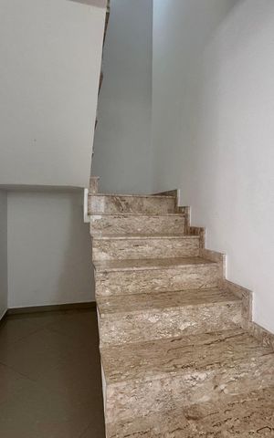 Casa para alugar com 180m², 3 quartos e 3 vagas Casa para alugar com 180m², 3 quartos e 3 vagasEscada