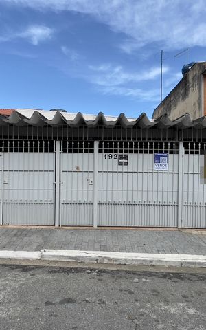 Casa à venda com 200m², 3 quartos e 2 vagas Casa à venda com 200m², 3 quartos e 2 vagasFachada