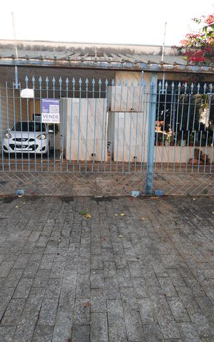 Casa à venda com 330m², 3 quartos e 6 vagasFachada / Placa