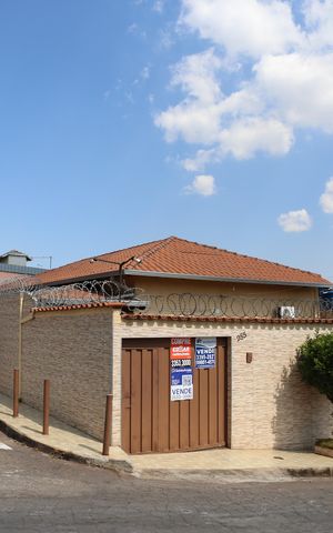 Casa à venda com 200m², 3 quartos e 2 vagasFachada / Plaquinha  AAIU-84