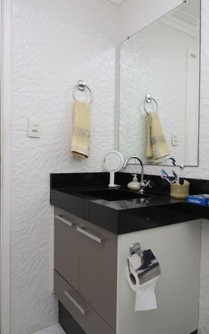 Apartamento à venda com 137m², 2 quartos e 2 vagas Apartamento à venda com 137m², 2 quartos e 2 vagasBanheiro da Suíte