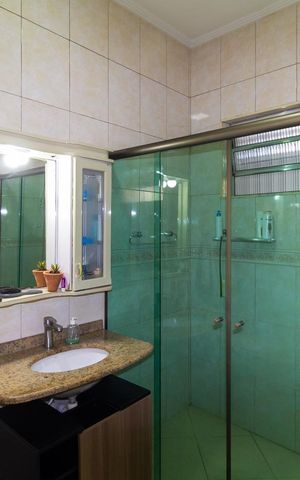 Casa à venda com 180m², 3 quartos e 4 vagas Casa à venda com 180m², 3 quartos e 4 vagasBanheiro da Suíte