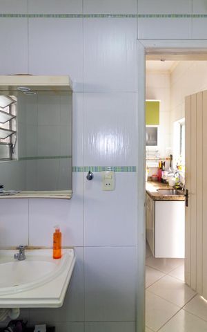 Casa à venda com 180m², 3 quartos e 4 vagas Casa à venda com 180m², 3 quartos e 4 vagasBanheiro