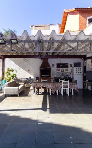 Casa à venda com 180m², 3 quartos e 4 vagas Casa à venda com 180m², 3 quartos e 4 vagasChurrasqueira