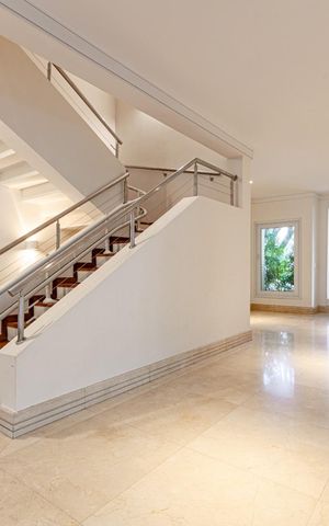 Casa de condomínio à venda com 754m², 4 quartos e 4 vagas Casa de condomínio à venda com 754m², 4 quartos e 4 vagasEscada