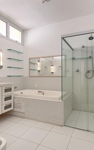 Casa de condomínio à venda com 754m², 4 quartos e 4 vagas Casa de condomínio à venda com 754m², 4 quartos e 4 vagasBanheiro
