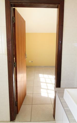 Casa para alugar com 450m², 4 quartos e 4 vagasBanheiro 2