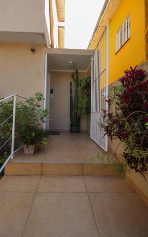Casa à venda com 179m², 3 quartos e 1 vaga Casa à venda com 179m², 3 quartos e 1 vagaEntrada