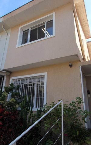 Casa à venda com 179m², 3 quartos e 1 vaga Casa à venda com 179m², 3 quartos e 1 vagaFachada
