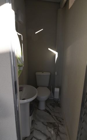 Casa à venda com 255m², 2 quartos e 2 vagasBanheiro de Serviço