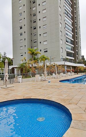 Apartamento à venda com 340m², 4 quartos e 4 vagas Apartamento à venda com 340m², 4 quartos e 4 vagasÁrea comum - Piscina