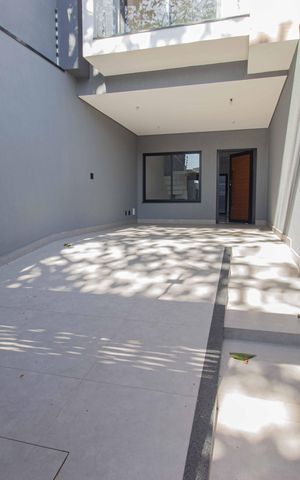 Casa à venda com 192m², 4 quartos e 2 vagas Casa à venda com 192m², 4 quartos e 2 vagasEntrada e garagem
