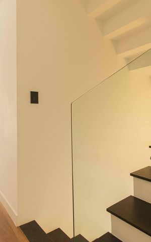 Casa à venda com 192m², 4 quartos e 2 vagas Casa à venda com 192m², 4 quartos e 2 vagasEscadas e corredor