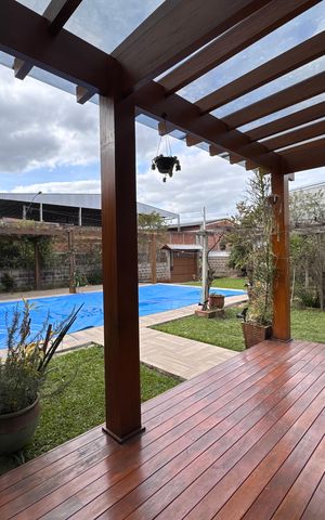 Casa à venda com 150m², 2 quartos e 3 vagas Casa à venda com 150m², 2 quartos e 3 vagasÁrea Externa