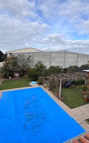 Casa à venda com 150m², 2 quartos e 3 vagas Casa à venda com 150m², 2 quartos e 3 vagasÁrea Externa