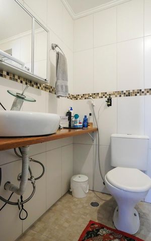 Apartamento à venda com 102m², 2 quartos e 2 vagasBanheiro da suíte