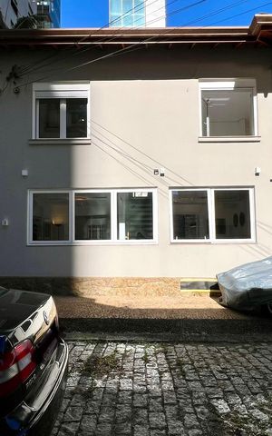 Casa à venda com 160m², 3 quartos e 3 vagas Casa à venda com 160m², 3 quartos e 3 vagasFachada