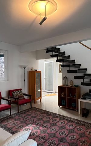 Casa à venda com 160m², 3 quartos e 3 vagas Casa à venda com 160m², 3 quartos e 3 vagasSala