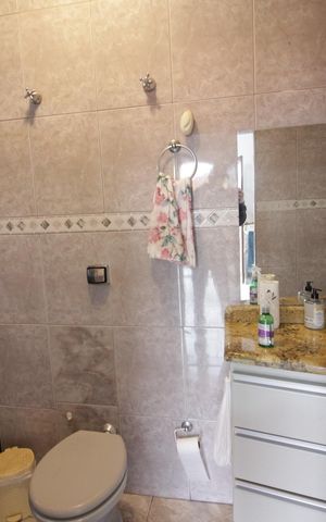 Casa à venda com 121m², 4 quartos e 5 vagasBanheiro da Suíte 1