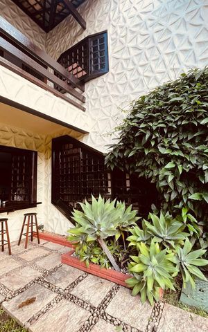 Casa de condomínio à venda com 385m², 5 quartos e 4 vagas Casa de condomínio à venda com 385m², 5 quartos e 4 vagasÁrea Externa