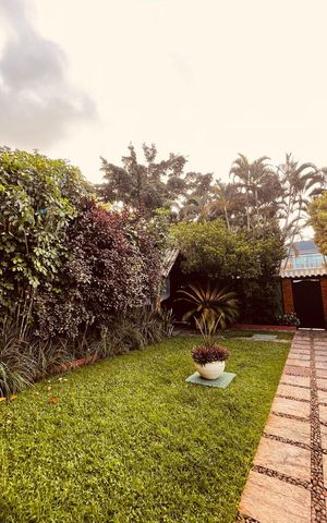 Casa de condomínio à venda com 385m², 5 quartos e 4 vagas Casa de condomínio à venda com 385m², 5 quartos e 4 vagasÁrea Externa